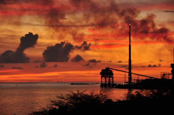 Magnífico pôr-do-sol na região da gigantesca refinaria de Aruba, no sul da ilha